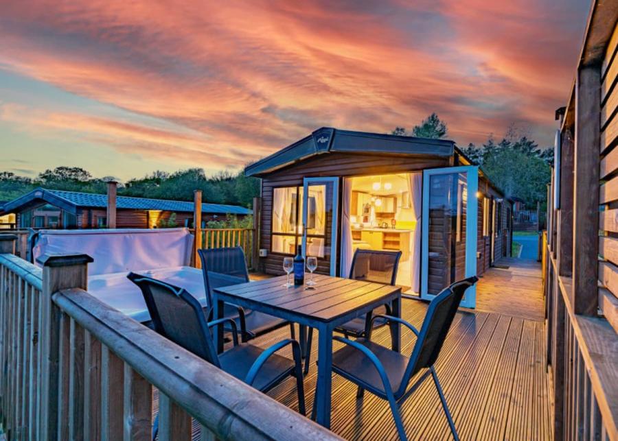 luxury caravans with hot tubs at Holmans Wood Holiday Park