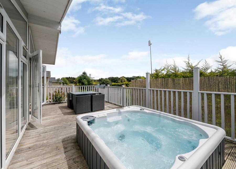 hot tub holidays in Devon at Hornbeam Country Park