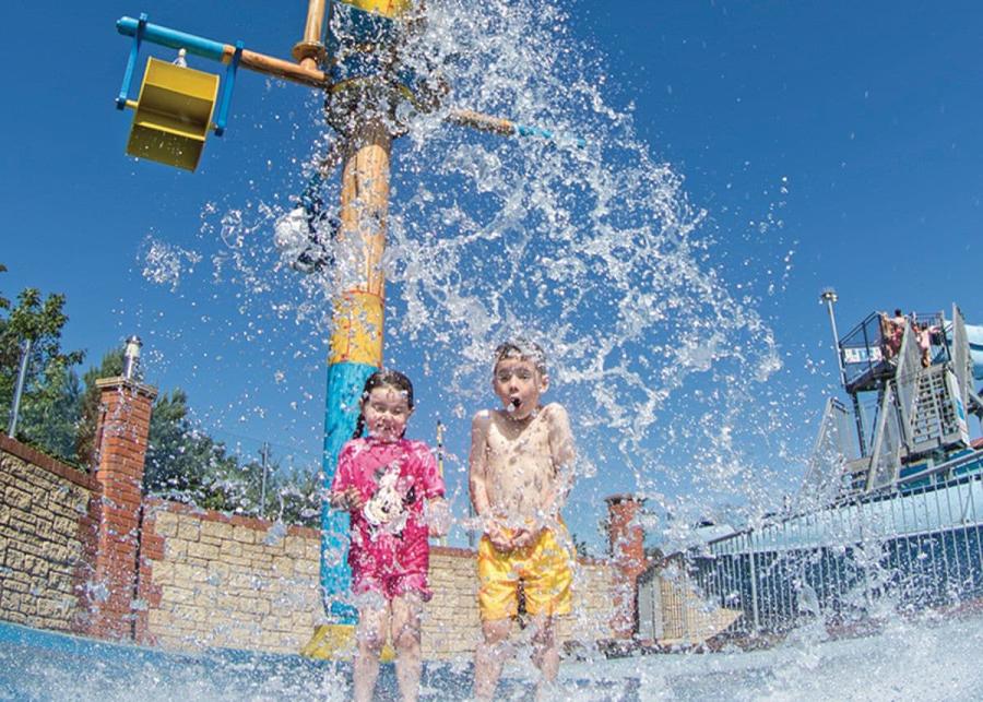 the outdoor splash zone at Lady’s Mile Holiday Park