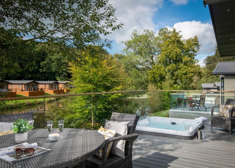 luxury lodges with hot tubs in Honiton, Devon