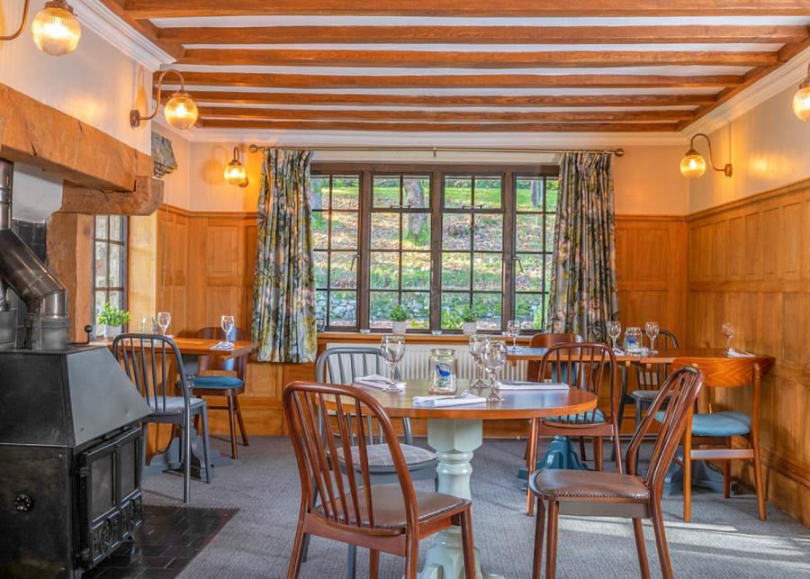 the restaurant at Lakeview Manor Lodges