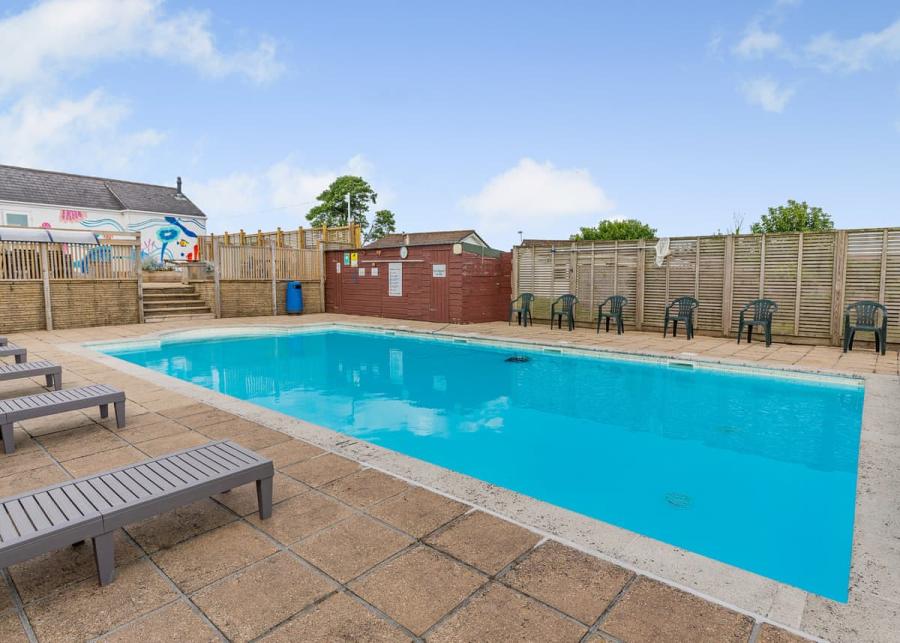 outdoor swimming pool at meadow lakes holiday park