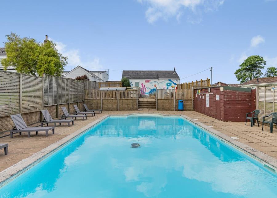 swimming pool at meadow lakes holiday park cornwall
