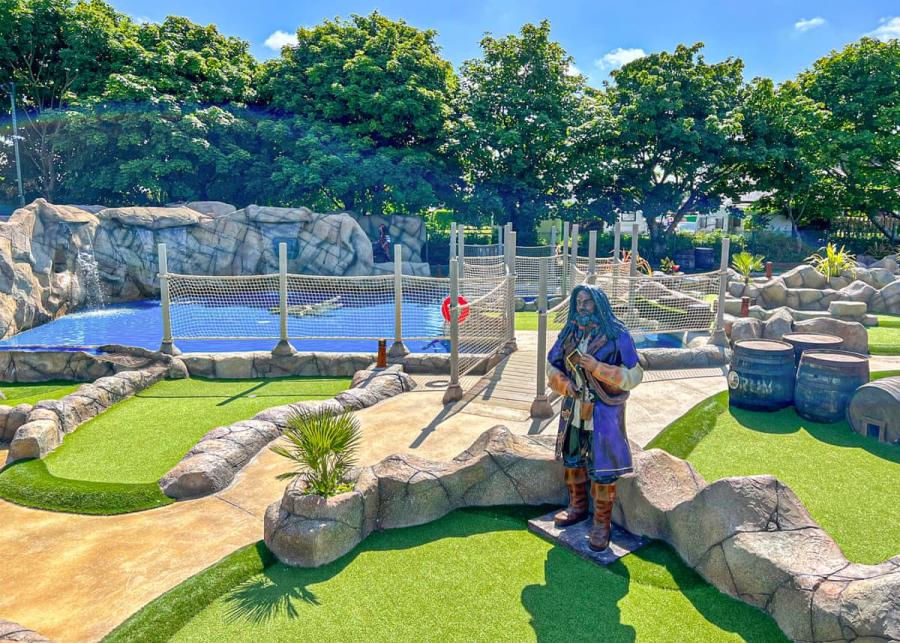 mini golf activity at monkey tree holiday park 