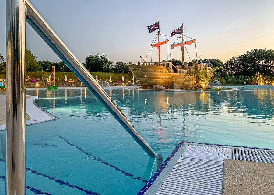 outdoor swimming pool at monkey tree holiday park 