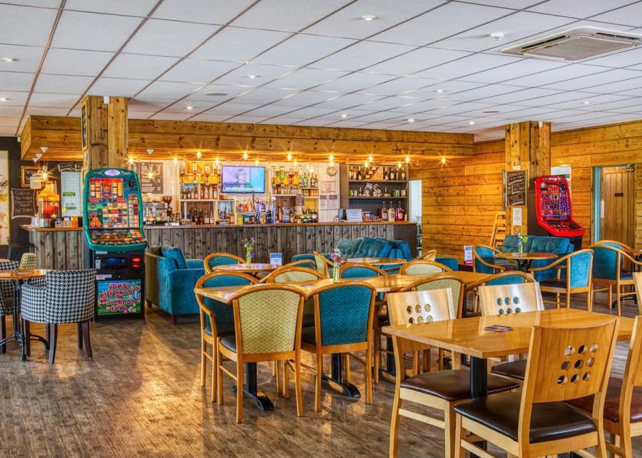 the bar and restaurant at Newlands Holiday Park