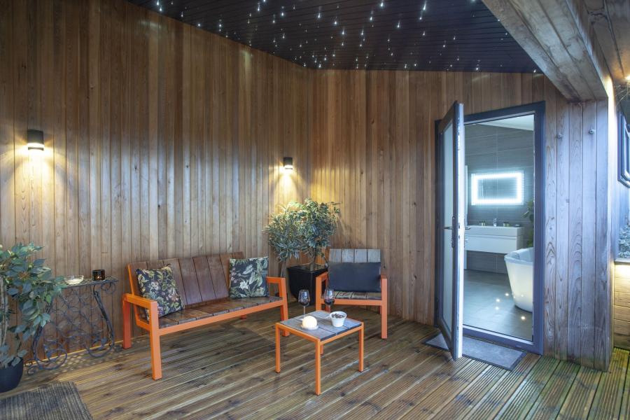 private outdoor decking, strawberryfield park glamping