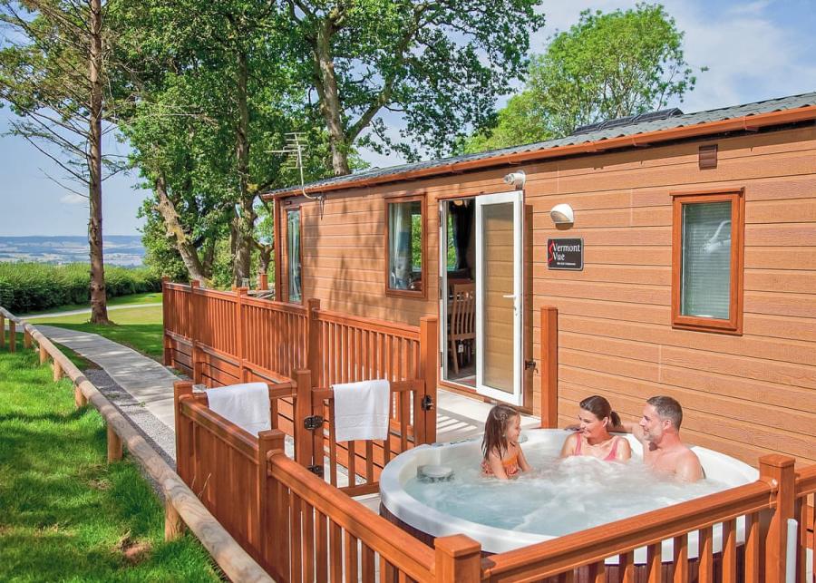 lodges with hot tubs at Woodbury Woods