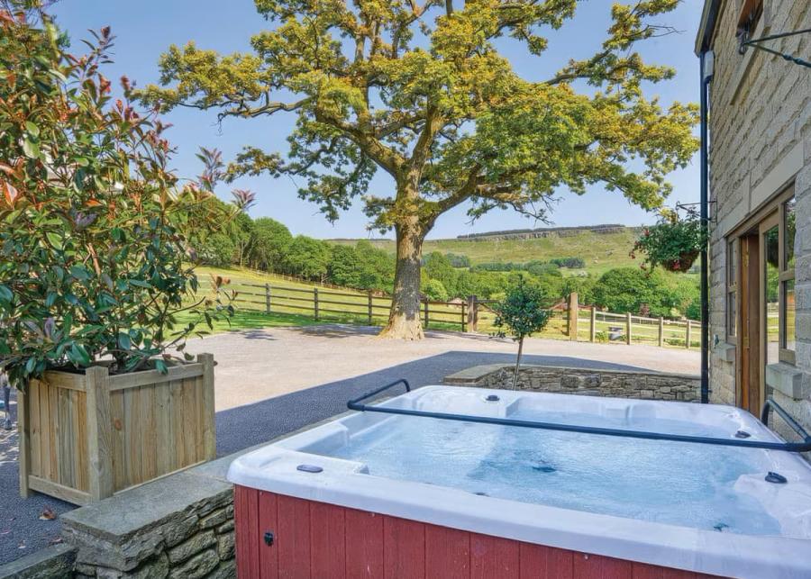 hot tub breaks at charlesworth lodge holiday park glossop