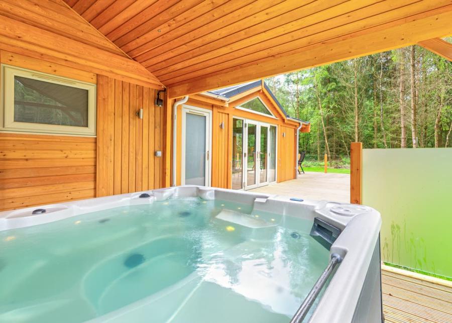 hot tub breaks at darwins forest lodge park near matlock