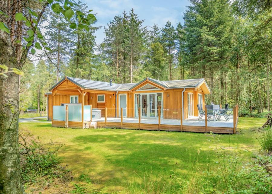 luxury lodges at darwins forest lodge park derbyshire