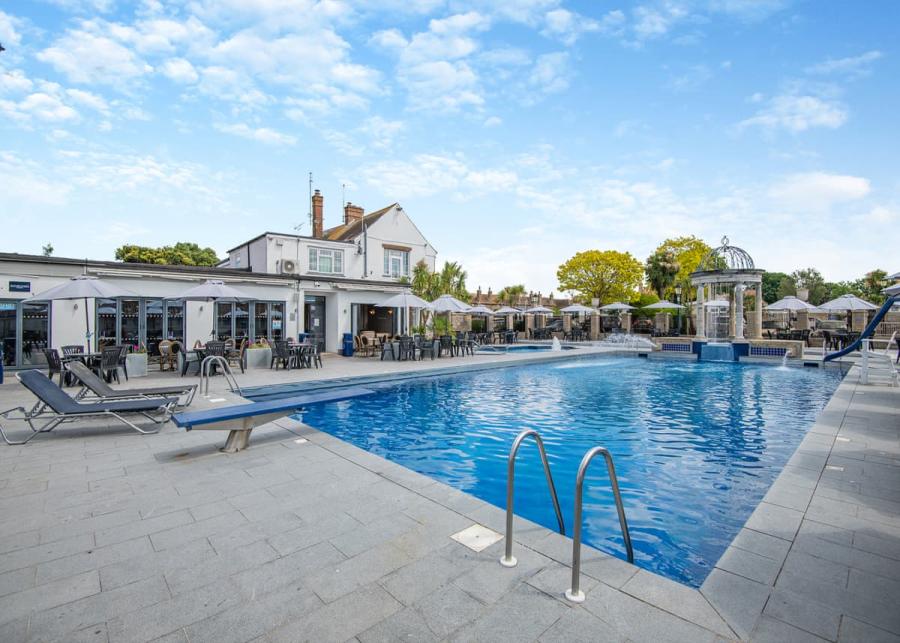 swimming pool at foxhunter holiday park in kent near mokton