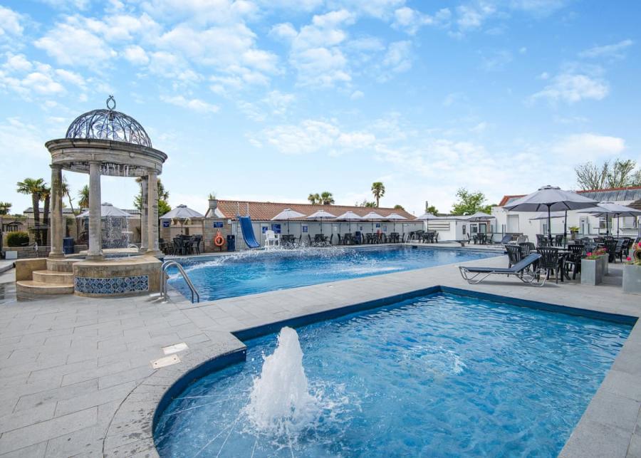 pool at foxhunter holiday park in monkton, kent