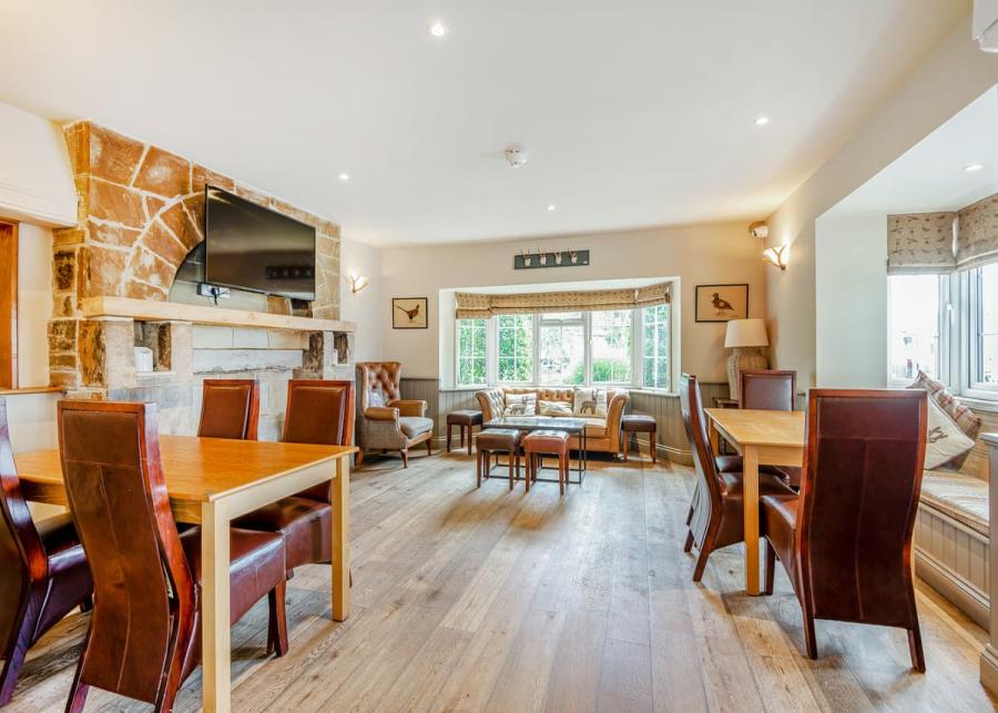 tv and restaurant bar at foxhunter holiday park 