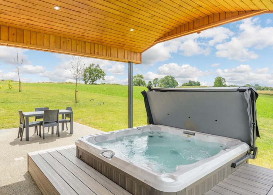 private hot tub lodge break at knights lodges