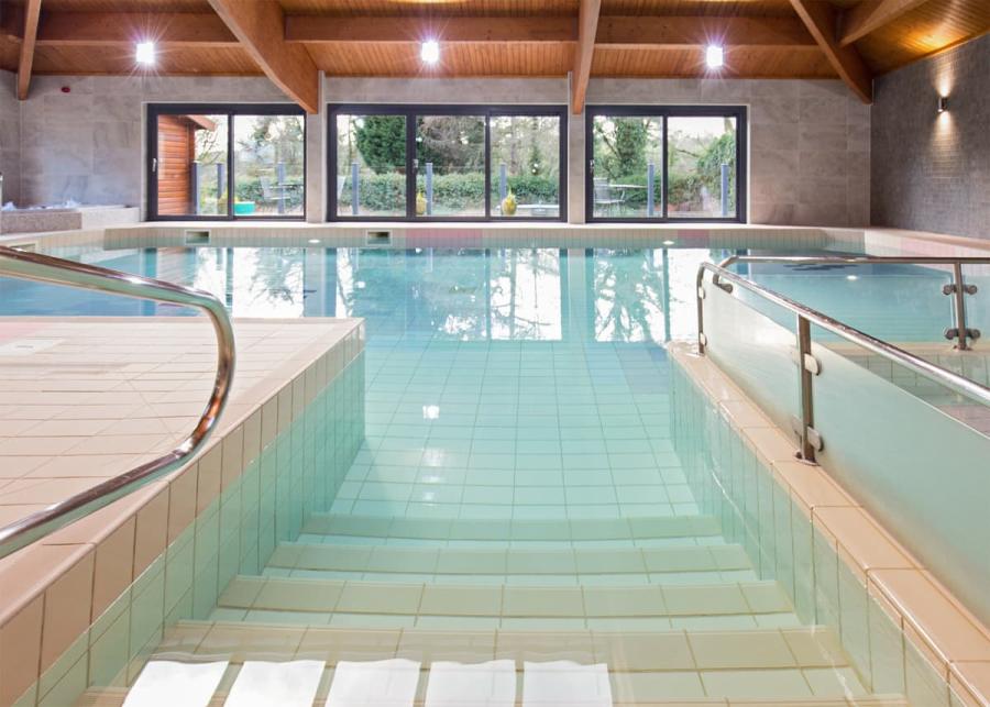 indoor pool at sandybrook lodge holiday park in derbyshire