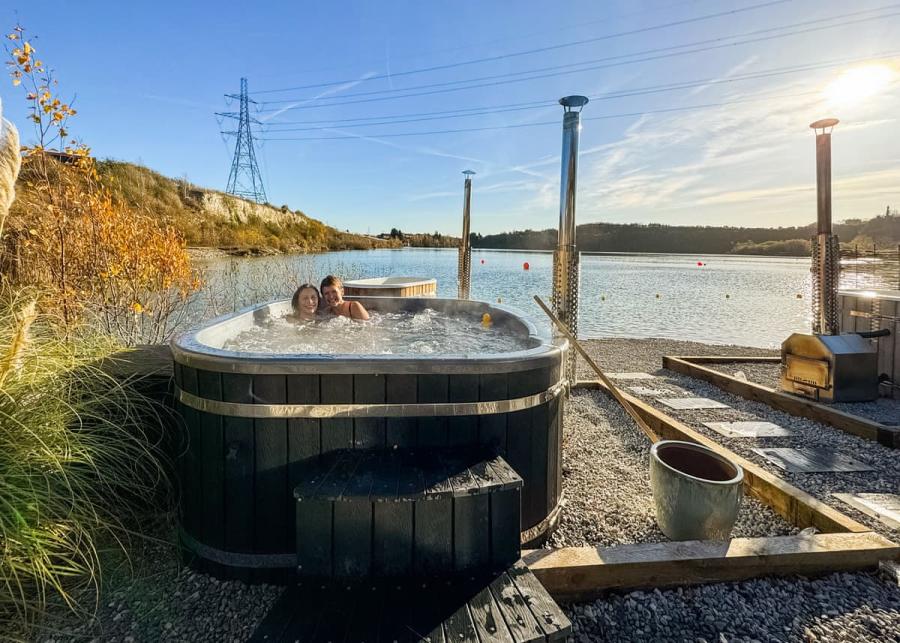 private hot tub breaks st andrews lakes holiday park in kent 