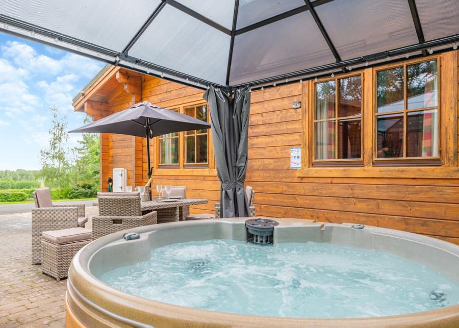 private hot tub holidays at woodside lodges country park in herefordshire