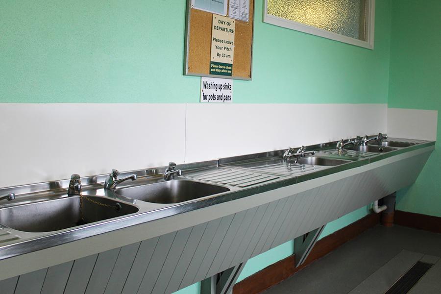 the washing facilities at Woodlands Caravan and Camping in Dartmouth