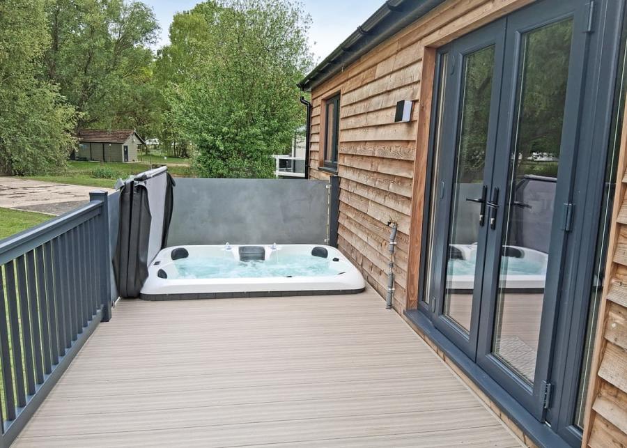 hot tub holiday at barlings country park in lincoln