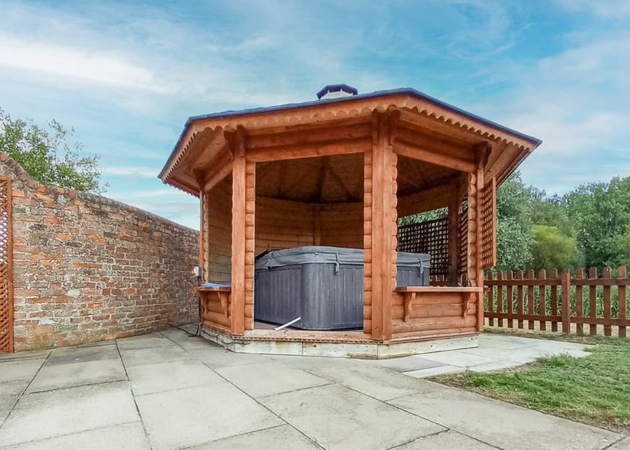 hot tub breaks at barlings country park in lincoln