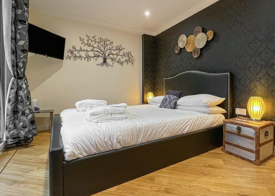 luxury bedroom at caistor lakes lodges in caistor