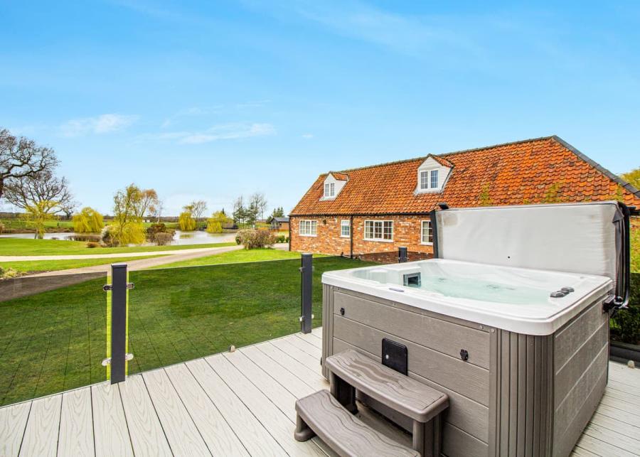 hot tub breaks at camper uk leisure park in lincolnshire
