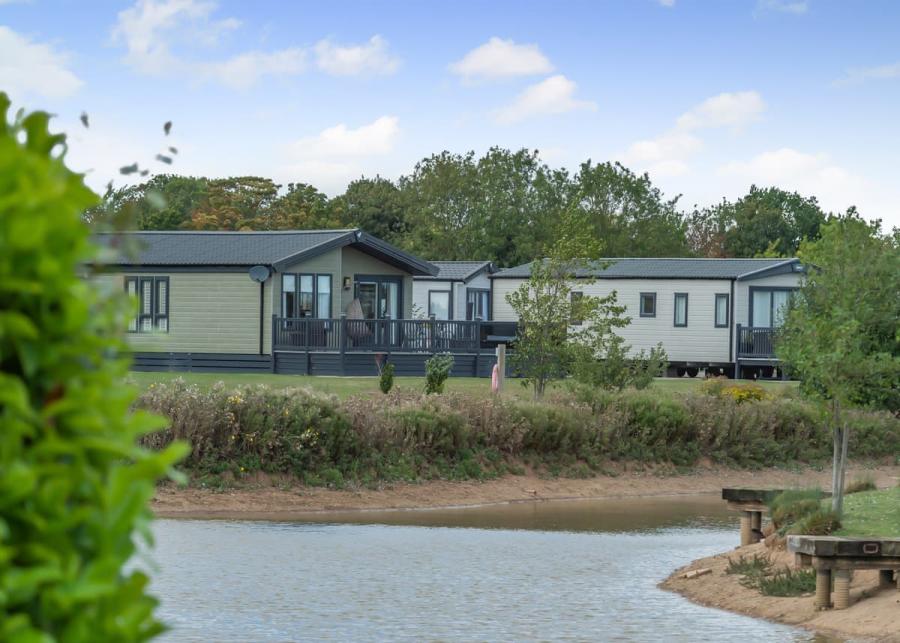 lodge breaks at home farm park lakeside retreat in lincolnshire