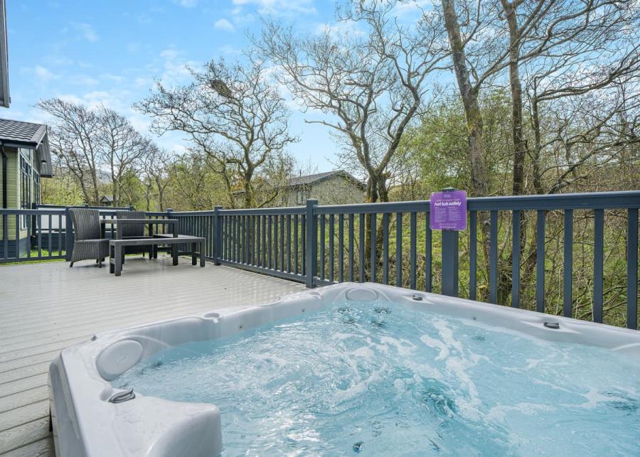 private hot tubs at keswick reach lodge retreat in keswick