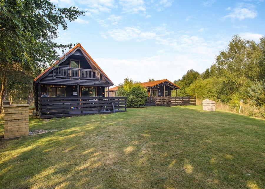 lodge breaks at messingham lakes lodge park