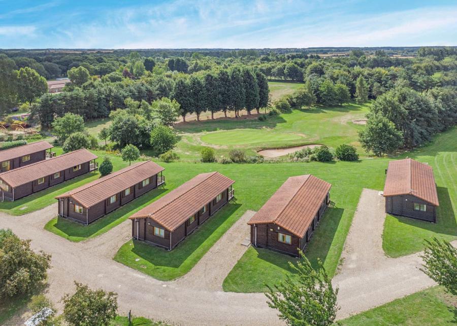 lodge holidays at messingham lakes lodge park in linconshire