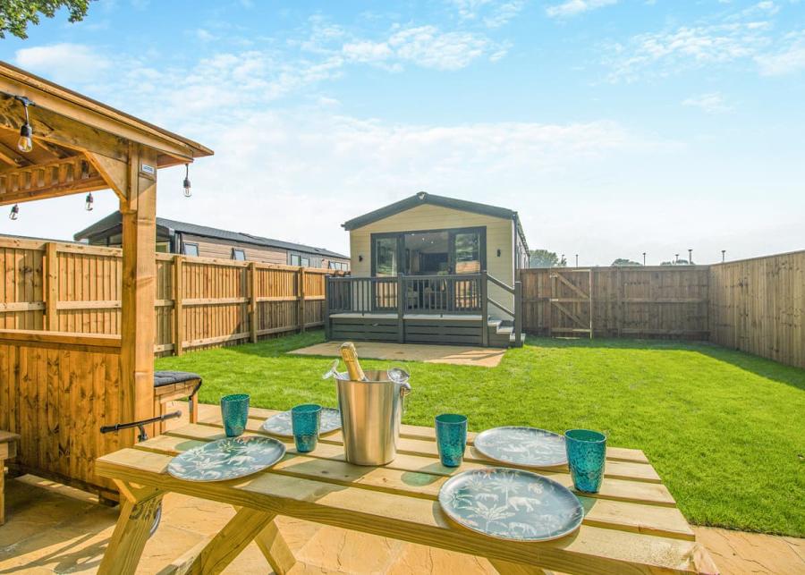 private gardens at messingham lakes lodge park 