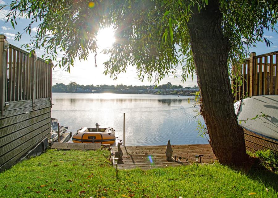 seven lakes country park in crowle