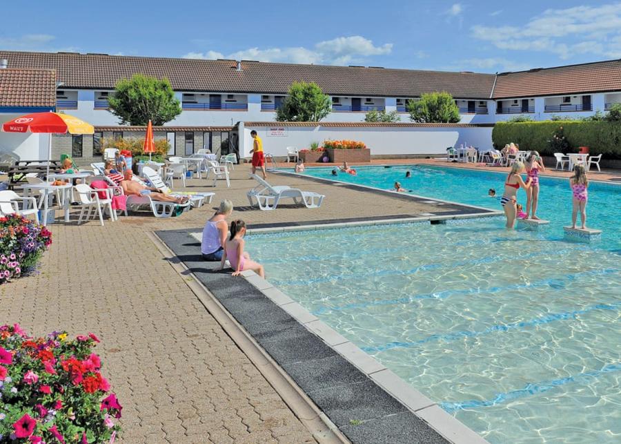 outdoor pool at stanwix park holiday park in silloth 