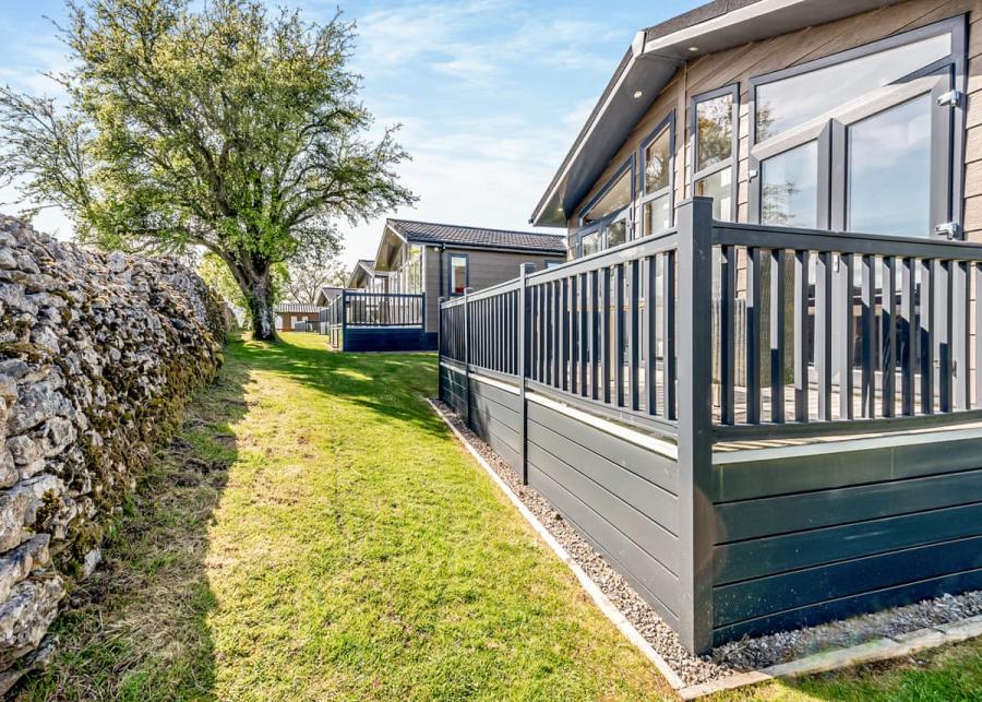private ootdoor decking at thanet well lodge retreat 