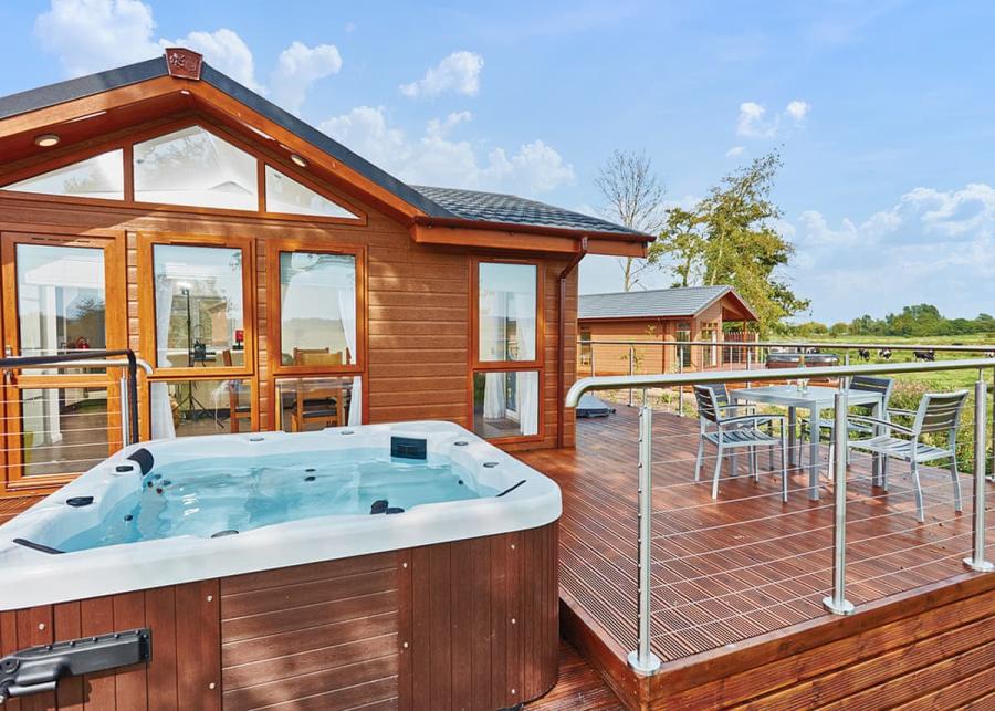 lodge with hot tub at waveney river centre 