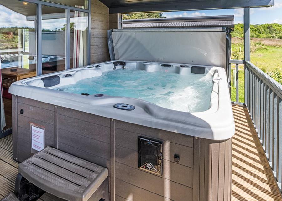 hot tub holidays at woodhall country park lodges near woodhall spa