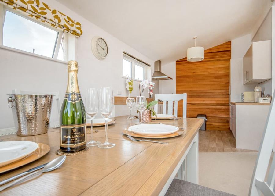 dining area at hawthorn glen lodges 