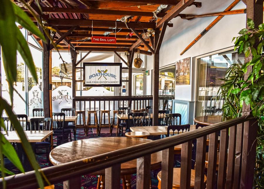 bar and restaurant lakeside holiday park 