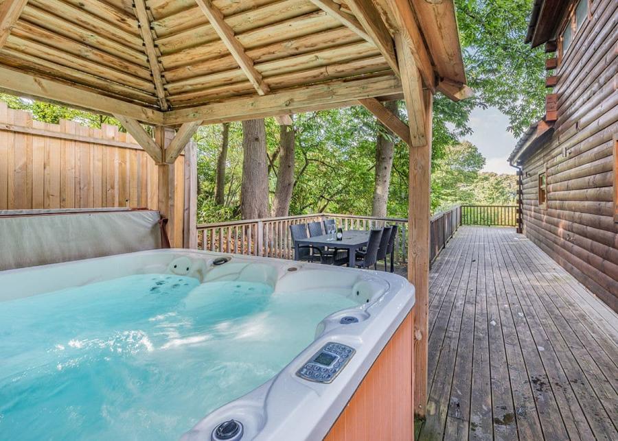 hot tub at redbrick woodland lodges 