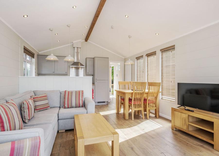 yaxham waters holiday park in norfolk