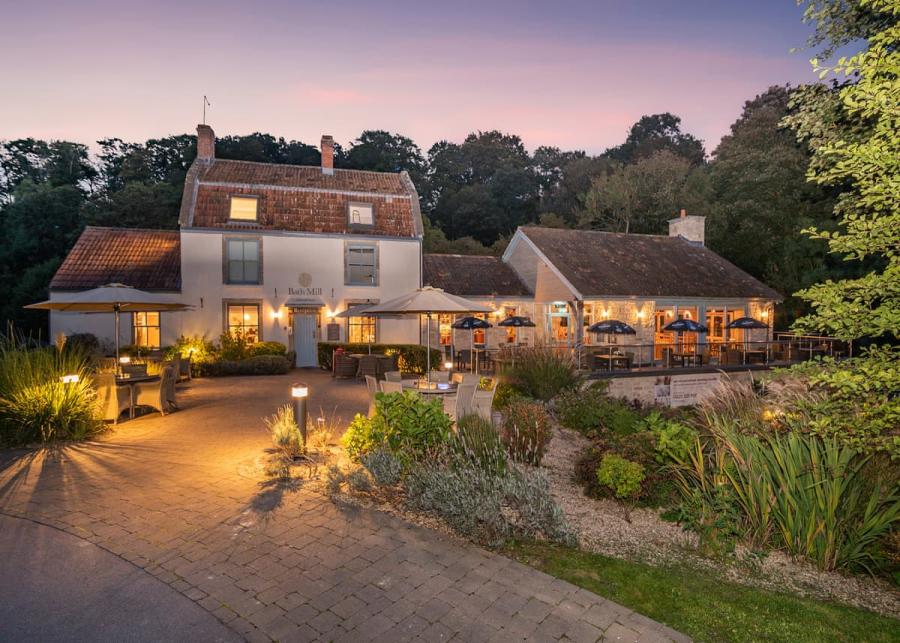 bar and restaurant at bath mill lodge retreat 
