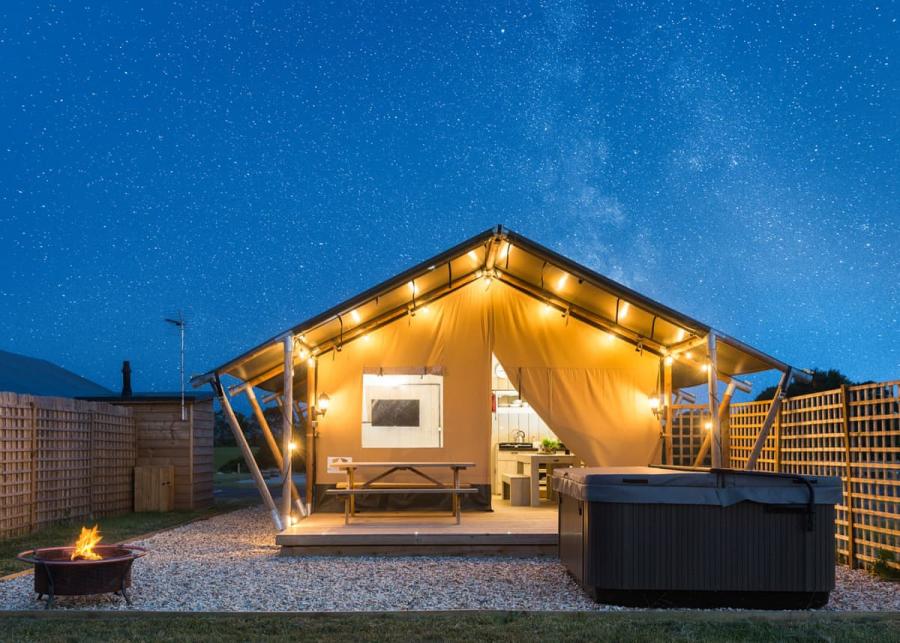 glamping with at hot tub bowbrook lodges in worcestershire