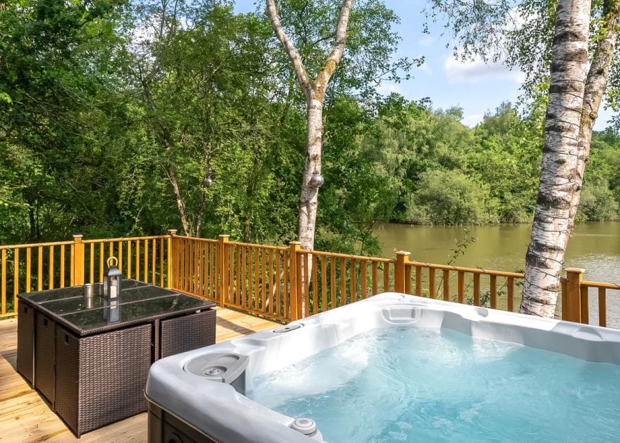private hot tub holidays at brokerswood holiday park near longleat