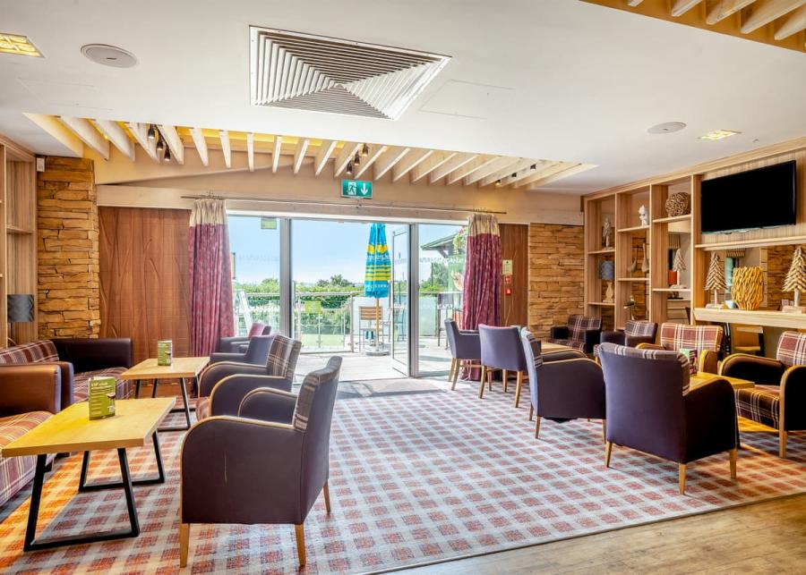 bar and restaurant at cheddar woods resort and spa