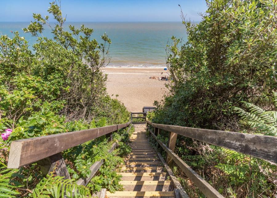 direct beach access at cliff house holiday park near dunwich