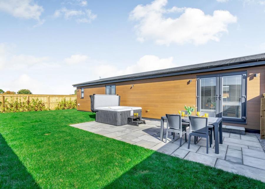 private hot tubs at cotswold gateway escape in worcestershire
