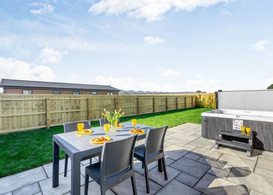 hot tub holidays at cotswold gateway escape in worcestershire