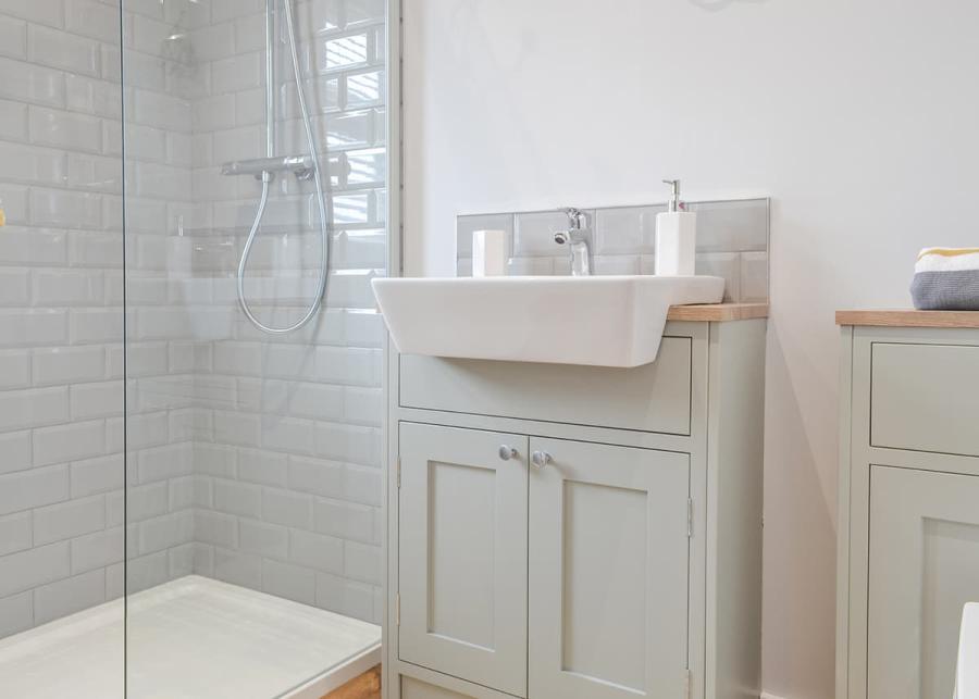 bathroom at cotswold gateway escape in offenham