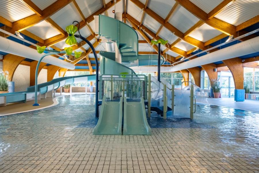 indoor pool at cotswold holiday park near cirencester
